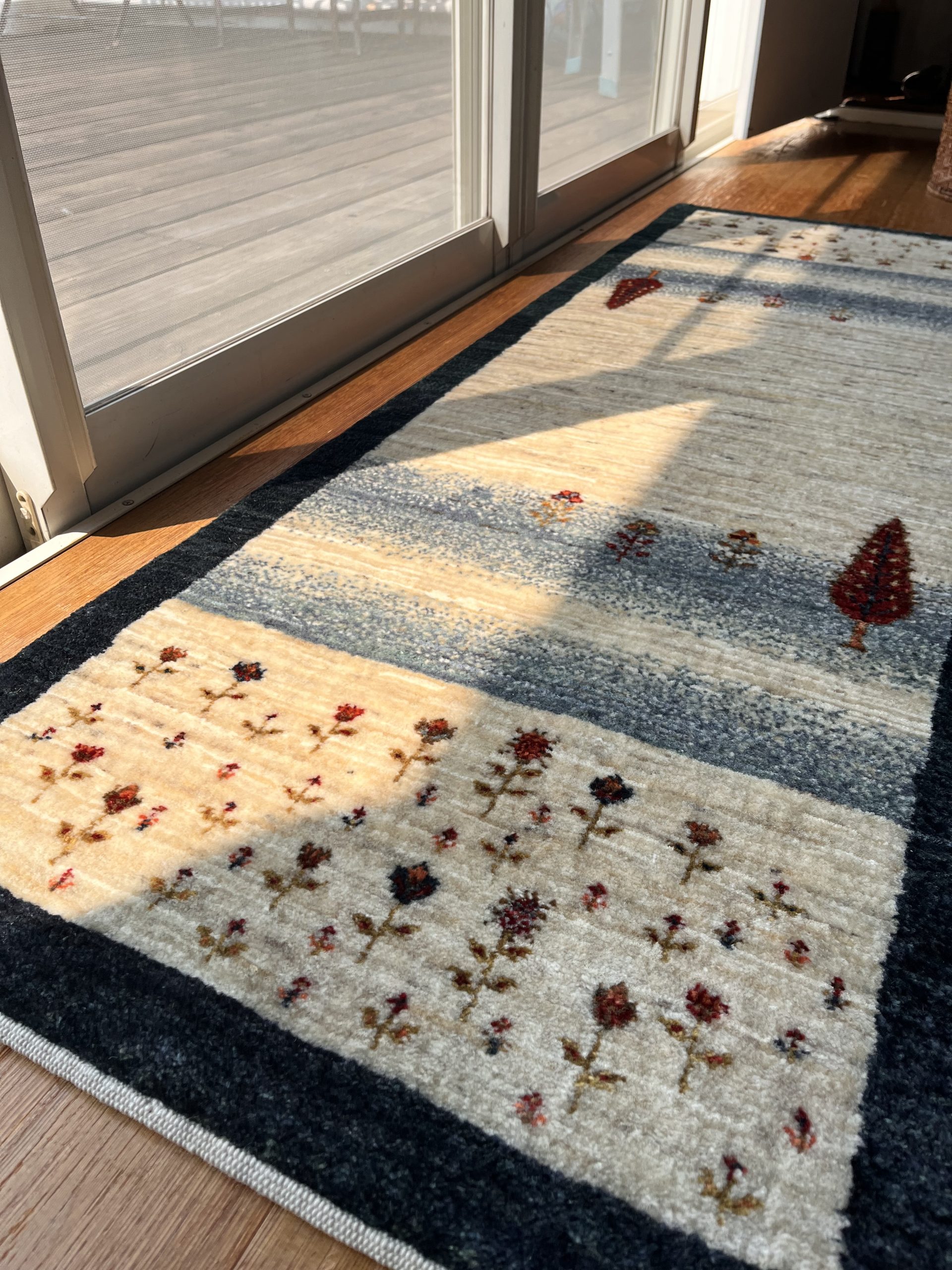 アートギャッベ 色んな表情を見せてくれるアートギャッベ | アフター9のリラックス